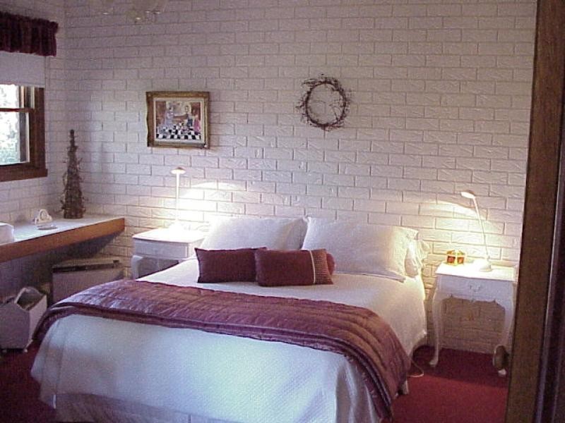 8 BARBERRY COURT, Bright VIC 3741