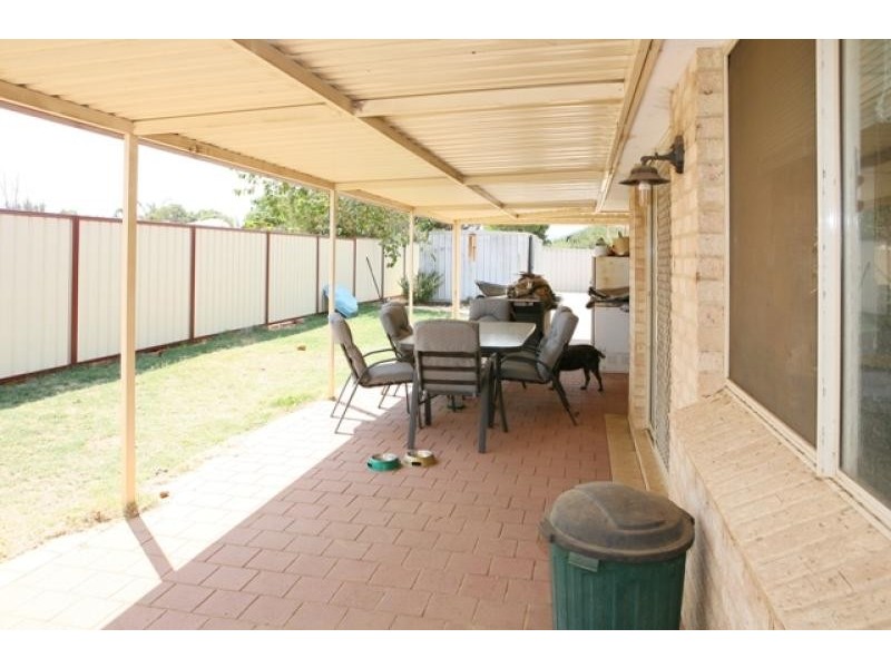 11 Weeloo Road, Waggrakine WA 6530