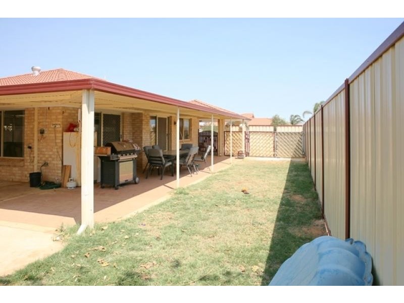 11 Weeloo Road, Waggrakine WA 6530