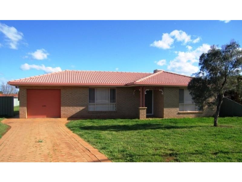 27 Falconer Way, Dubbo NSW 2830