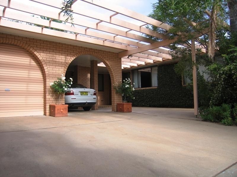 37 HAZELWOOD DRIVE, Dubbo NSW 2830