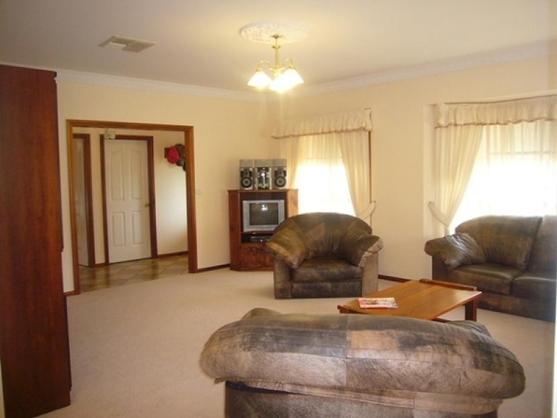 19 RON GORDON PLACE, Dubbo NSW 2830
