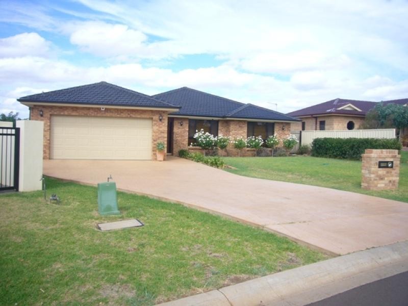 17 Lakeside Circuit, Dubbo NSW 2830