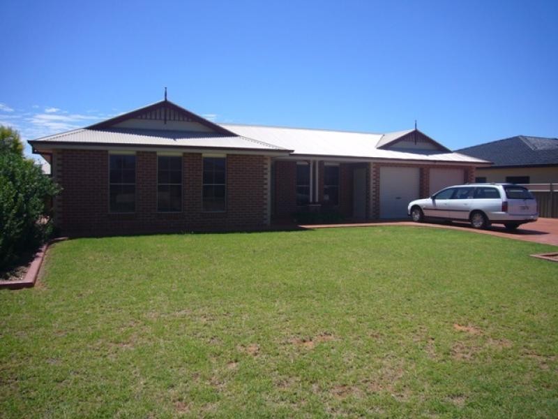 14 Hilton Place, Dubbo NSW 2830