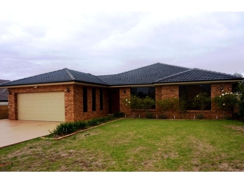 17 Lakeside Circuit, Dubbo NSW 2830