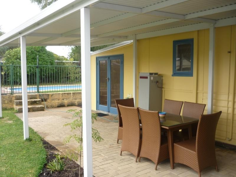 33 Eighth Road, Armadale WA 6112