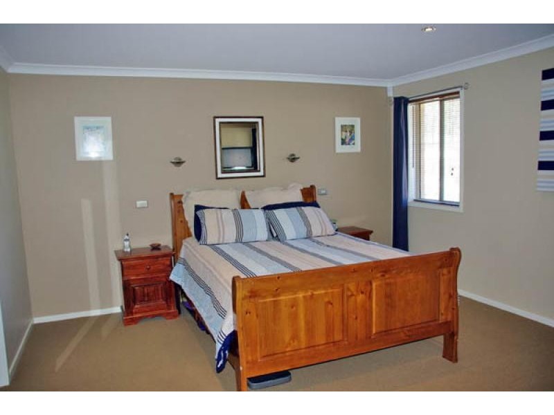 4 Hartog Place, Sunshine Bay NSW 2536