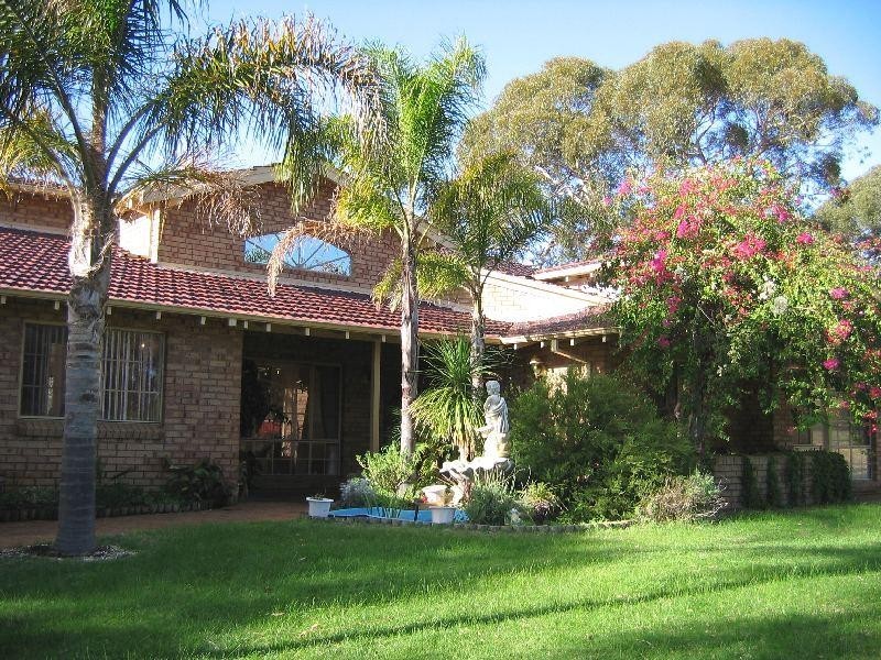 16 RAILS CRESCENT, Wungong WA 6112