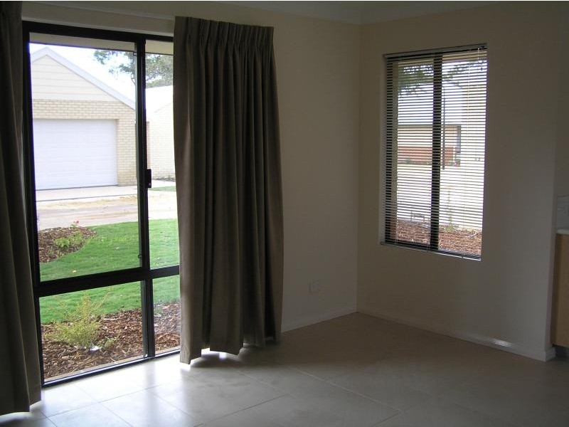 16 Zamia Loop, Wannanup WA 6210