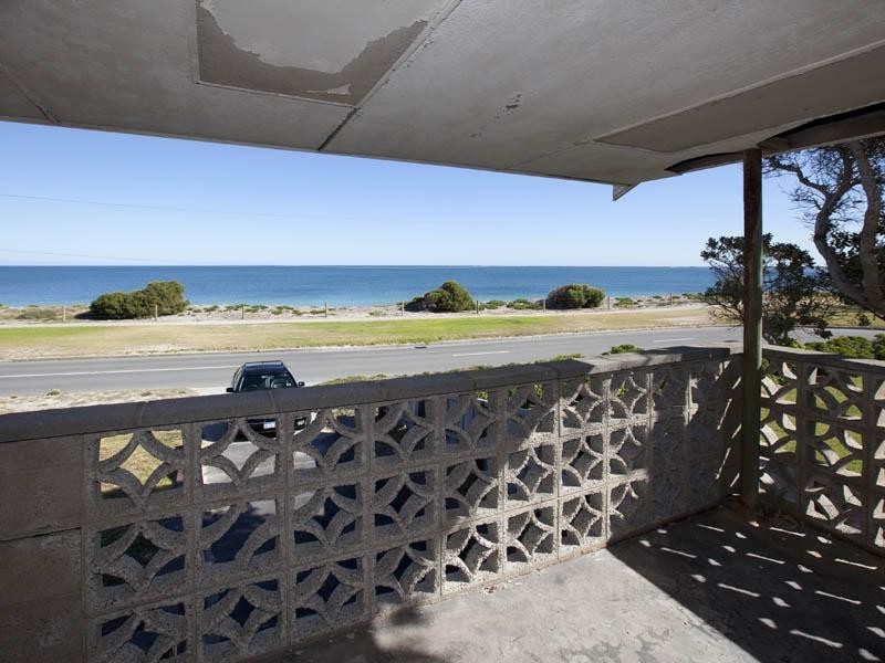 4 Warnbro Beach Road, Safety Bay WA 6169