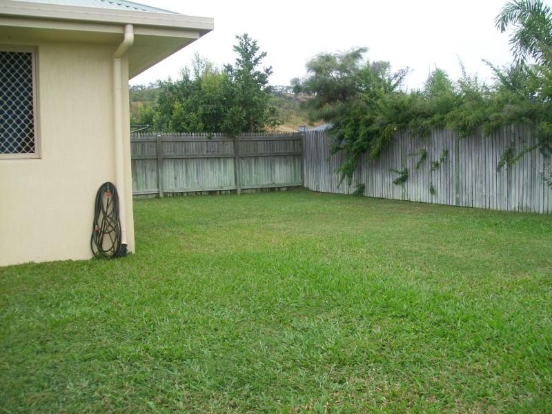 12 HILTON WAY, Mount Louisa QLD 4814