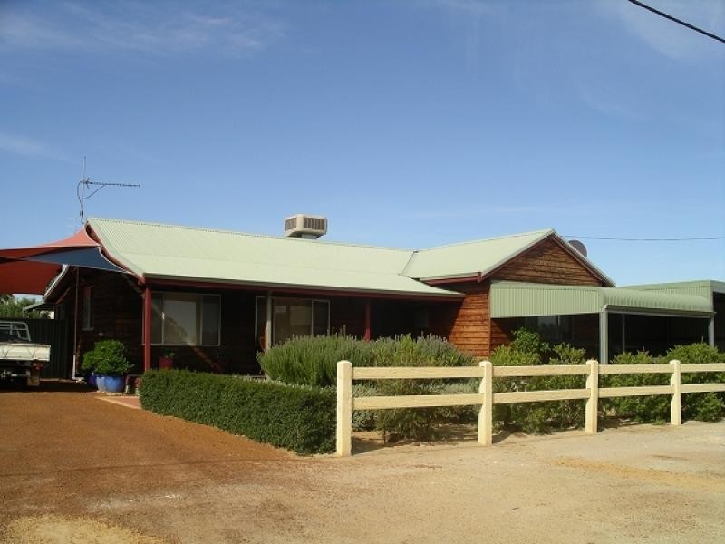 25 Shields Crescent, Wongan Hills WA 6603