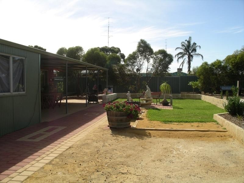 25 Shields Crescent, Wongan Hills WA 6603