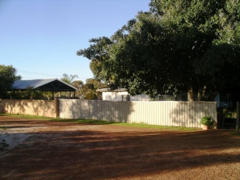 17 Avon Road, Wongan Hills WA 6603
