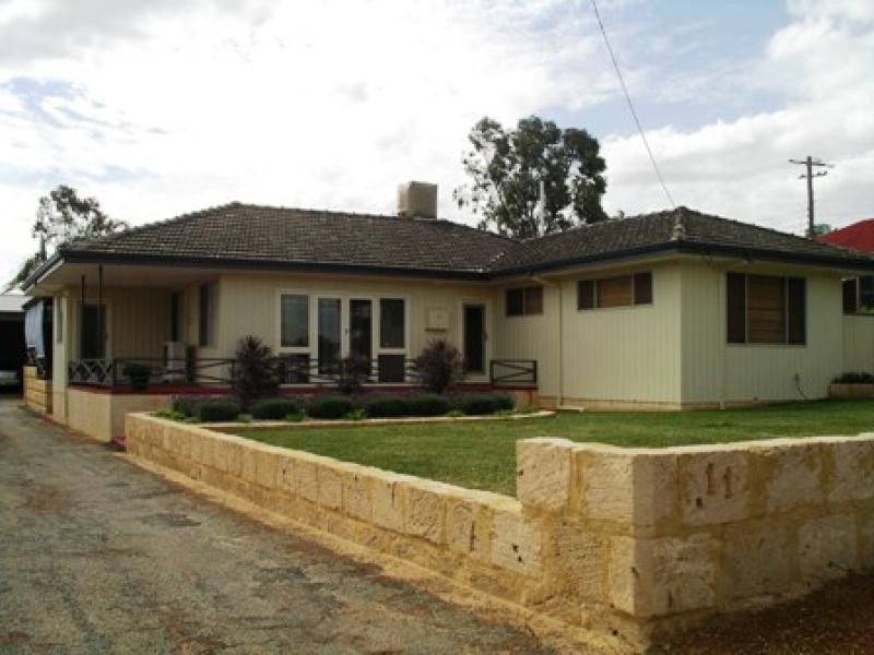 11 Moore Street, Wongan Hills WA 6603