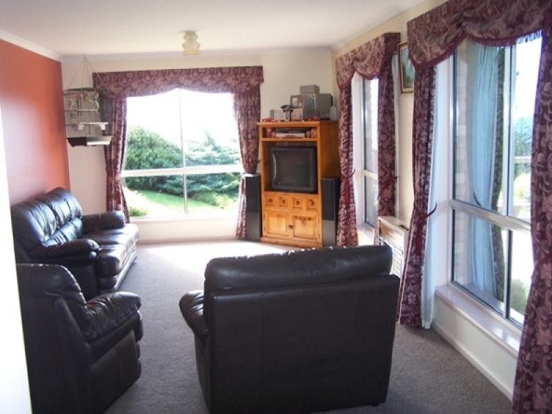 2 KELVIN STREET, Penguin TAS 7316