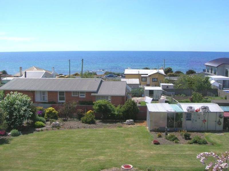 13 HAMPSON STREET, Penguin TAS 7316