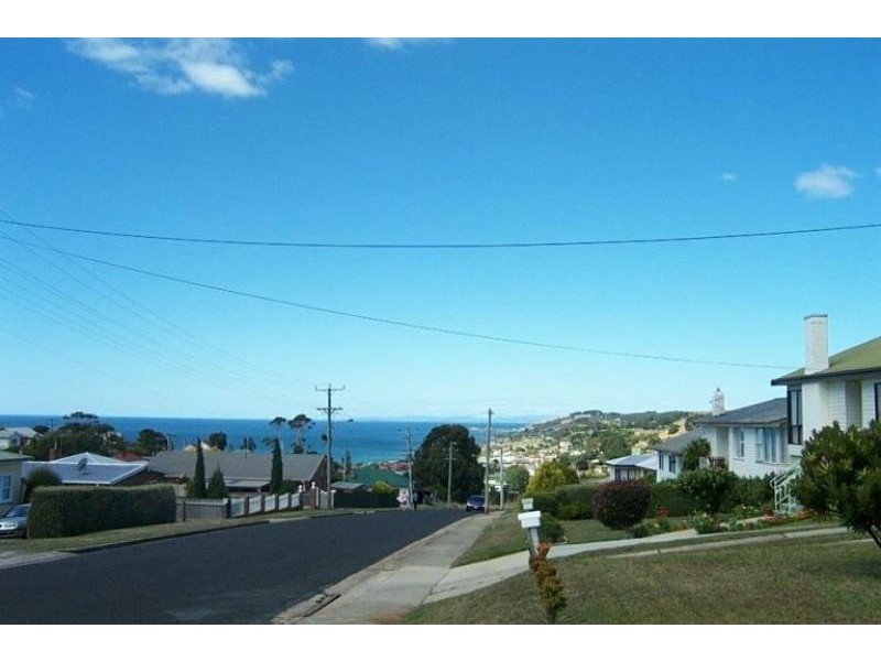 1 PINELEIGH STREET, Penguin TAS 7316