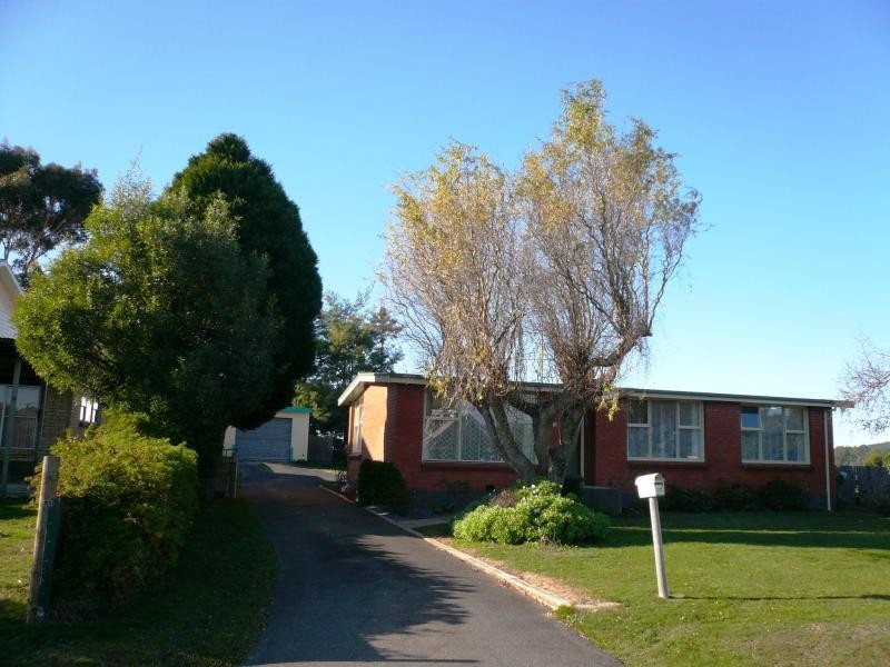 27 PINELEIGH STREET, Penguin TAS 7316