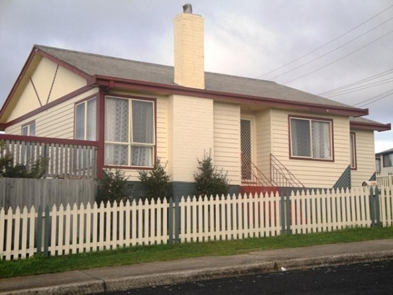 1 Pineleigh Street, Penguin TAS 7316