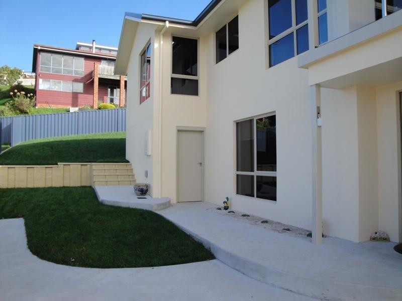 Unit 4/20 Main Street, Penguin TAS 7316