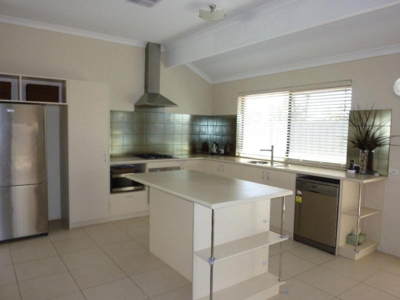 25 Lyndhurst Crescent, Wellard WA 6170