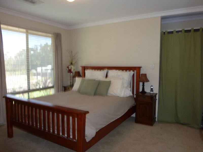 25 Lyndhurst Crescent, Wellard WA 6170