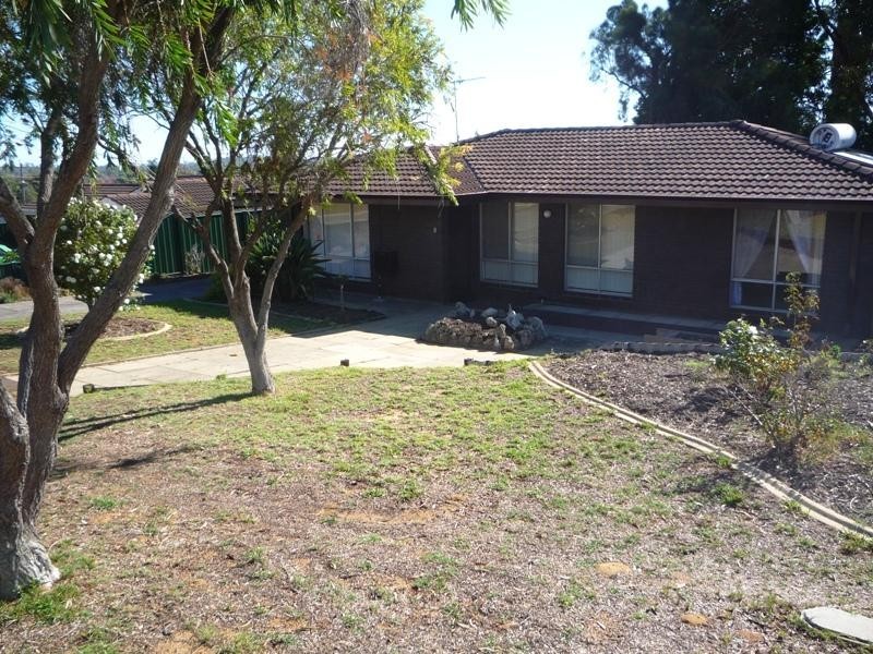 8 Gamblin Way, Parmelia WA 6167