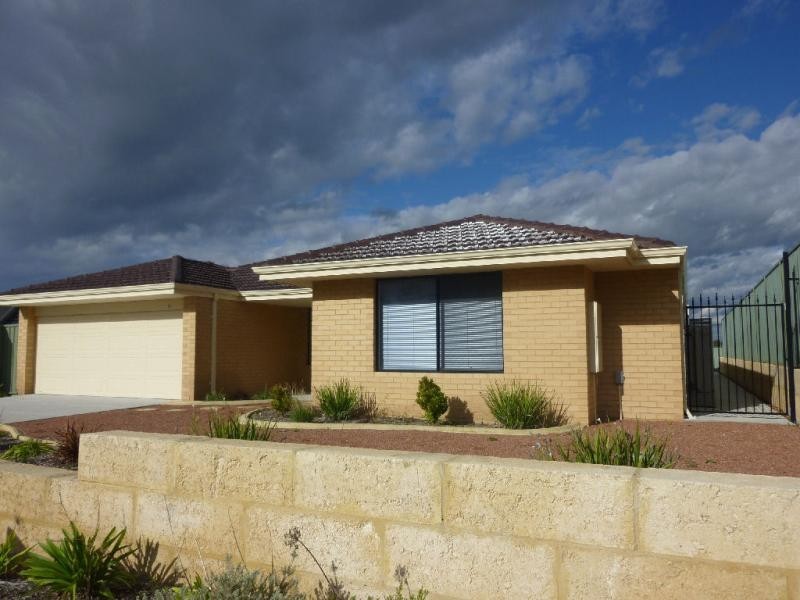 10 Campden Loop, Parmelia WA 6167