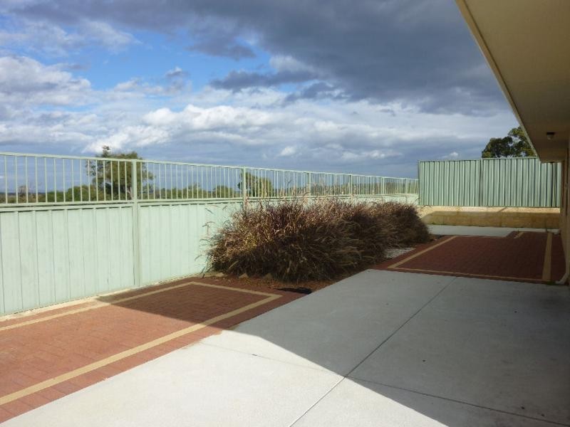 10 Campden Loop, Parmelia WA 6167
