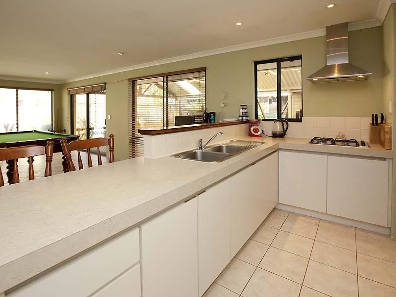 17 Holyrood Close, Orelia WA 6167