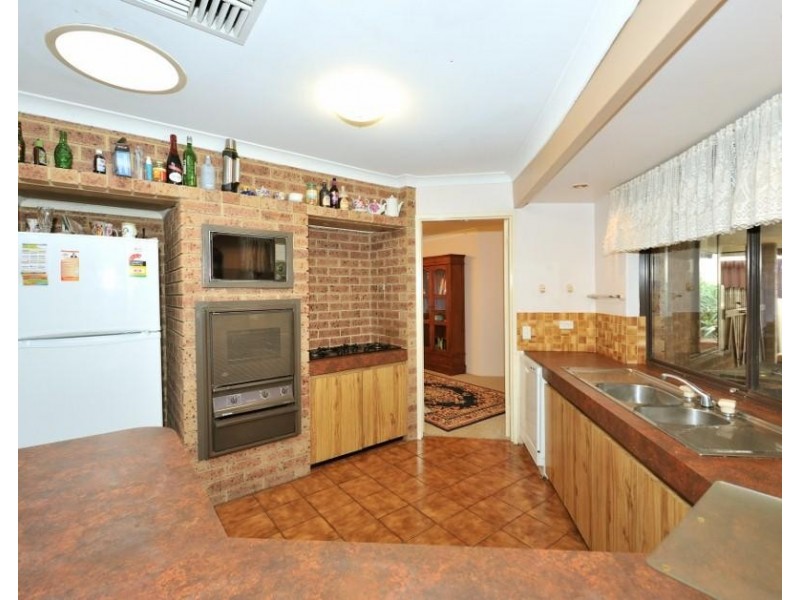 16 Kirkland Way, Parmelia WA 6167
