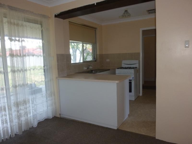 4 Preston Road, Parmelia WA 6167