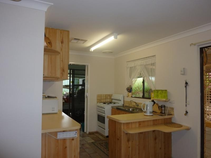 11 Kelly Close, Parmelia WA 6167