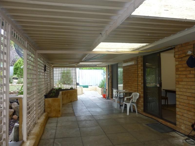 11 Kelly Close, Parmelia WA 6167