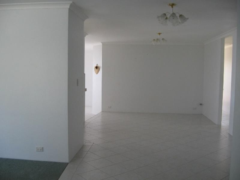 17 Camfield Loop, Parmelia WA 6167