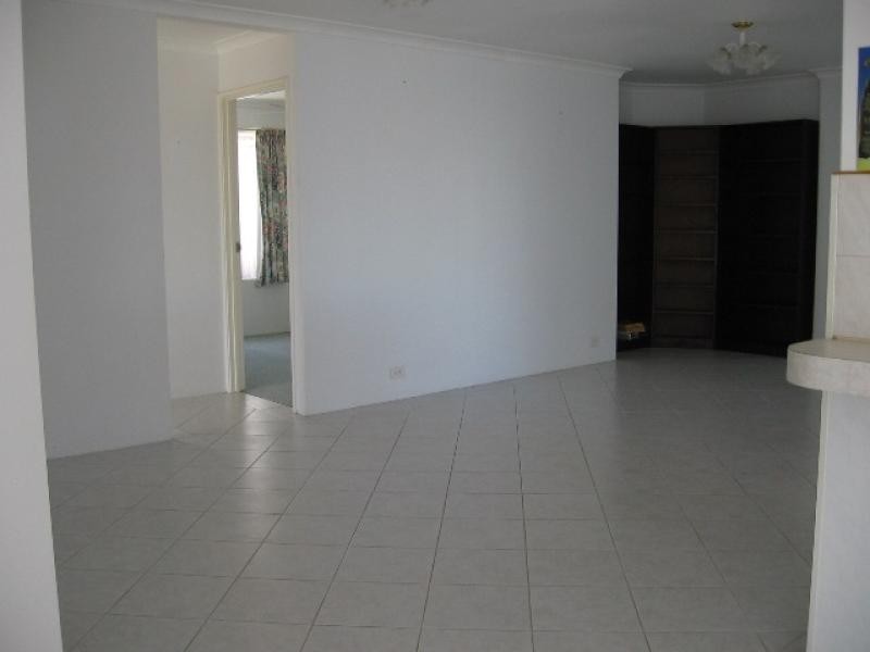 17 Camfield Loop, Parmelia WA 6167