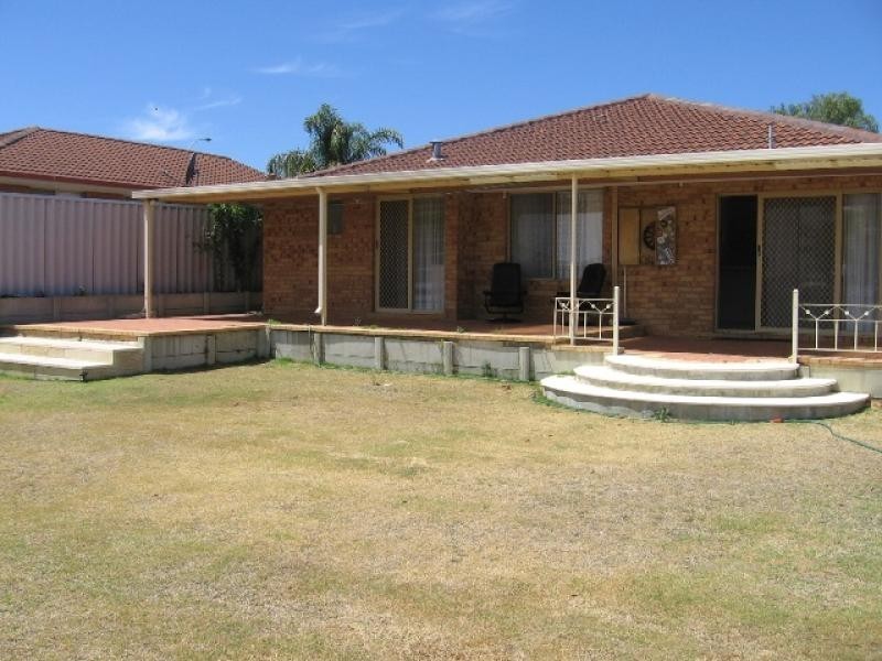 17 Camfield Loop, Parmelia WA 6167