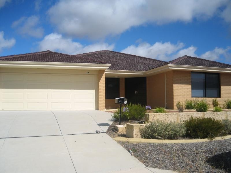 10 Campden Loop, Parmelia WA 6167