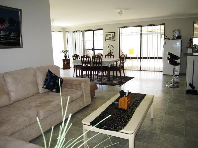 10 Nenagh Close, Orelia WA 6167