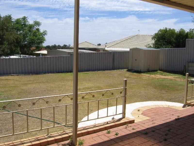 17 Camfield Loop, Parmelia WA 6167