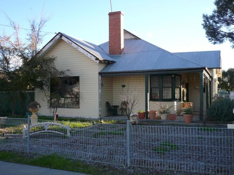 54 Jamouneau St, Warracknabeal VIC 3393