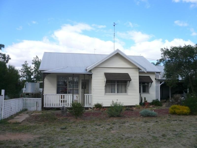 81 Molyneaux Street, Warracknabeal VIC 3393