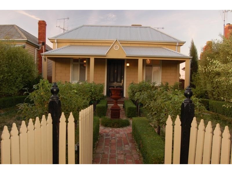 11 Muir Avenue, Kerang VIC 3579