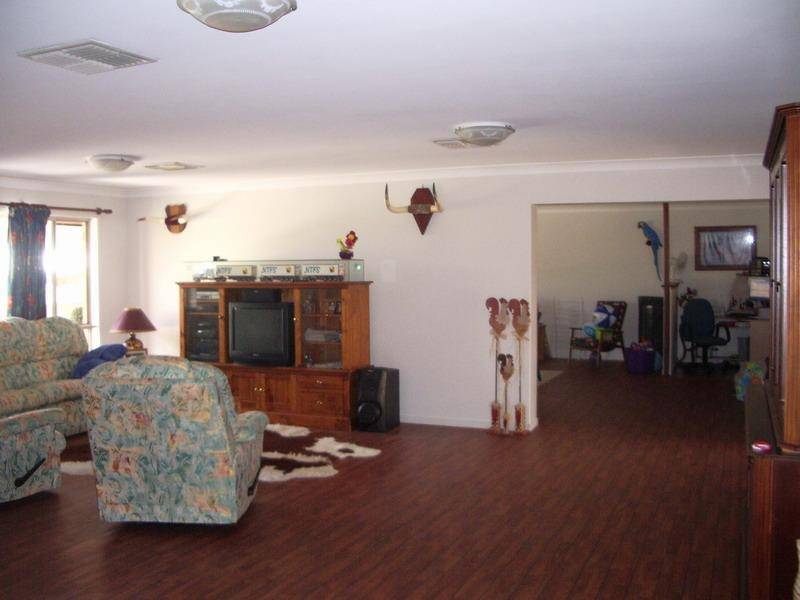 34 COWAN CRESCENT, Emerald QLD 4720