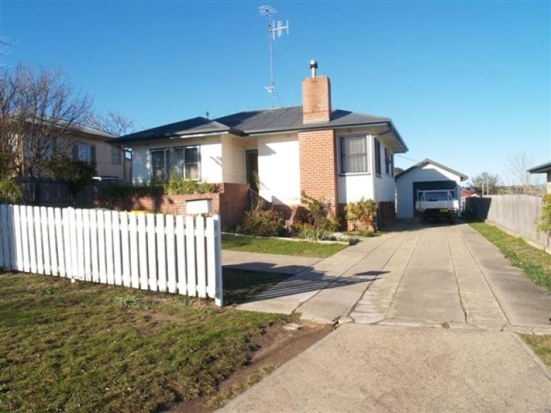 8 Blomfield Ave, Bega NSW 2550
