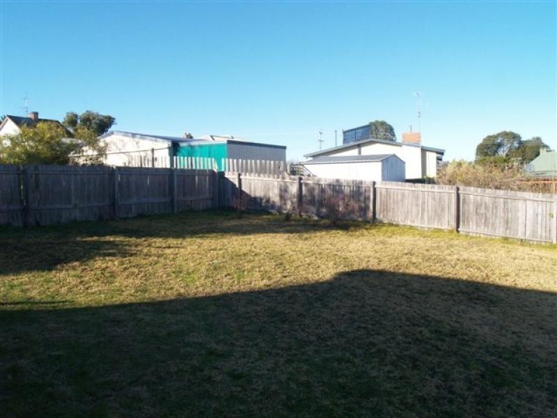 8 Blomfield Ave, Bega NSW 2550
