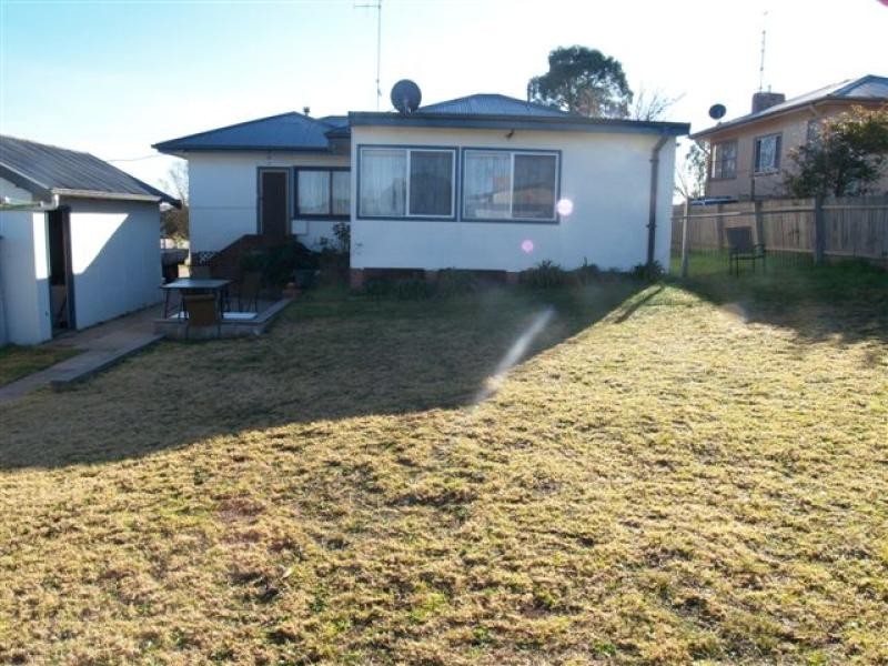 8 Blomfield Ave, Bega NSW 2550