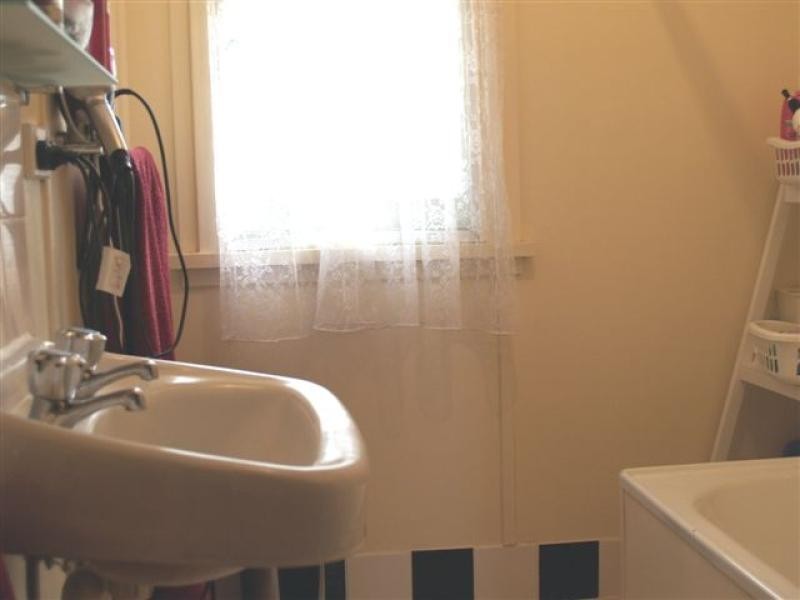 27 Girraween Crescent, Bega NSW 2550