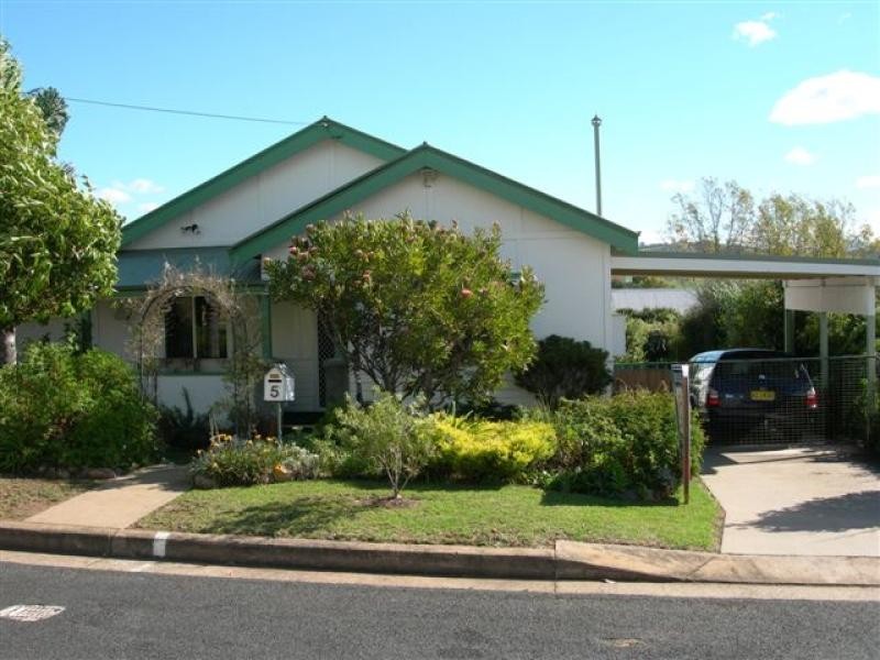 5 HEATH STREET, Bega NSW 2550